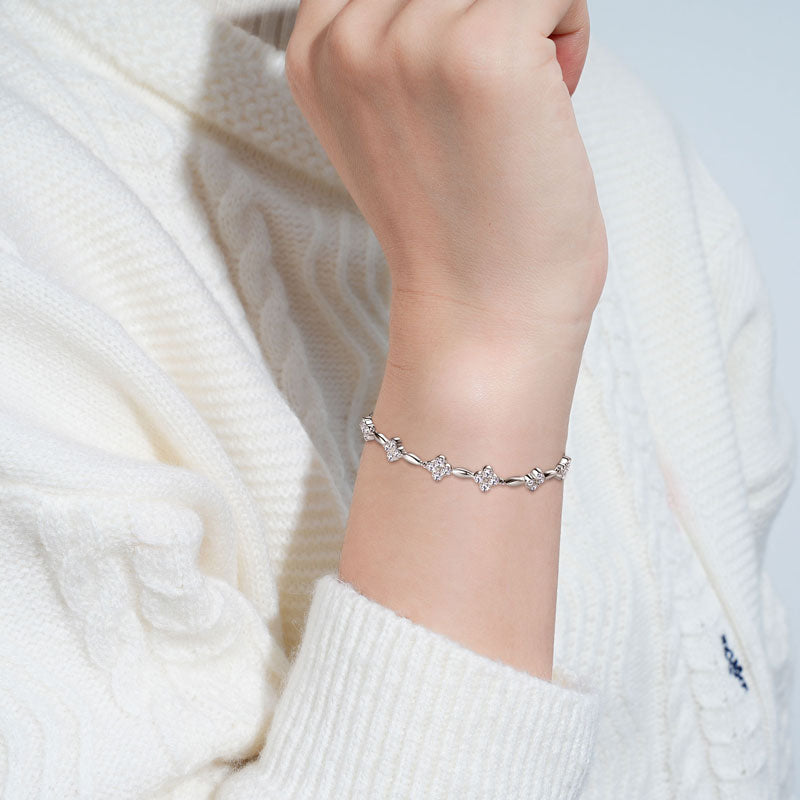 سوار زهرة ساحرة - مطلي بالذهب الأبيض مع ألماس مويسانيت مقاس 2 مم