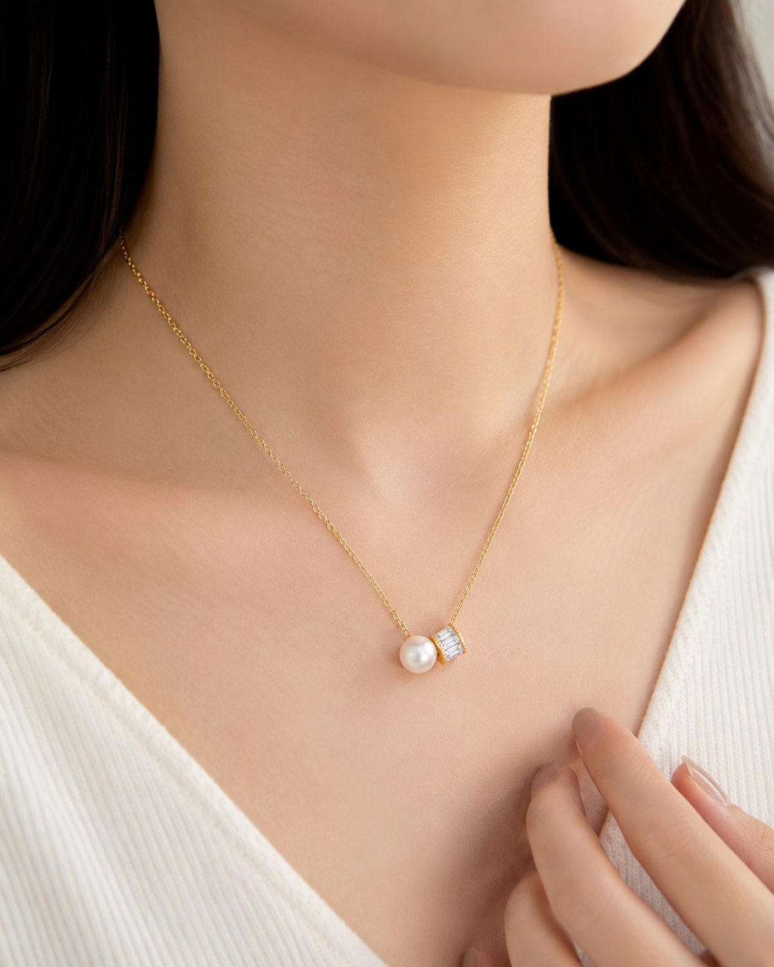 Luxury Pearl Pendant Necklace with Baguette Stones – 18K Gold Plated